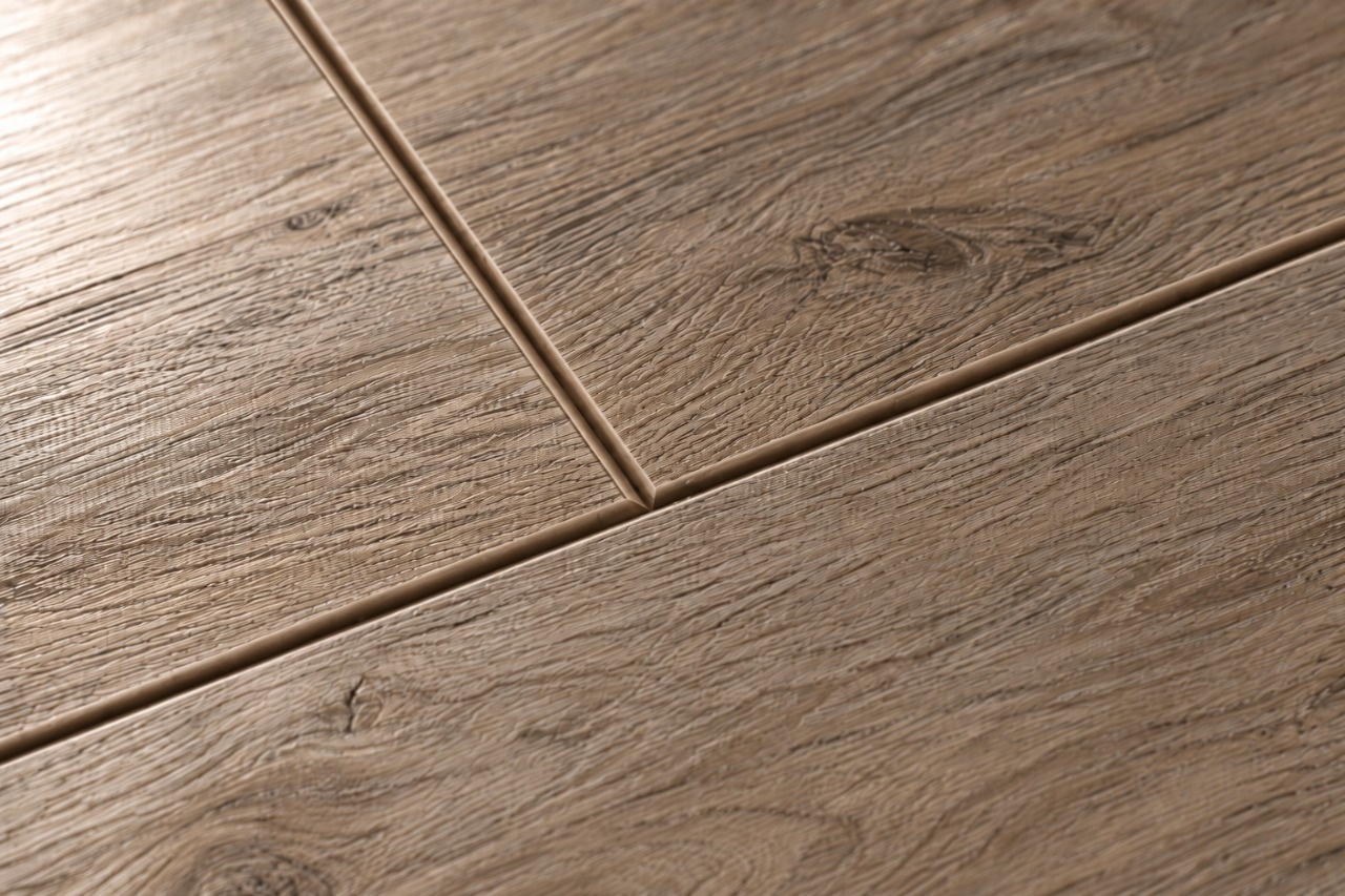 Кварцвинил под дуб с широкой фаской и выраженной древесной фактурой – крупный план стыков